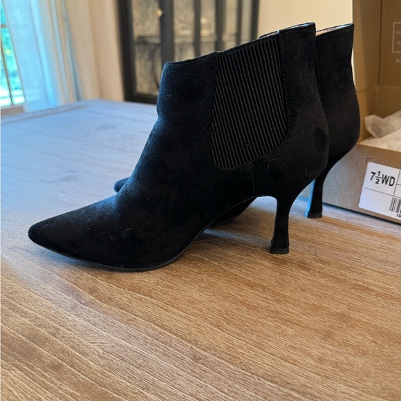 Cute black boots! In great condition! - Picture 1 of 2